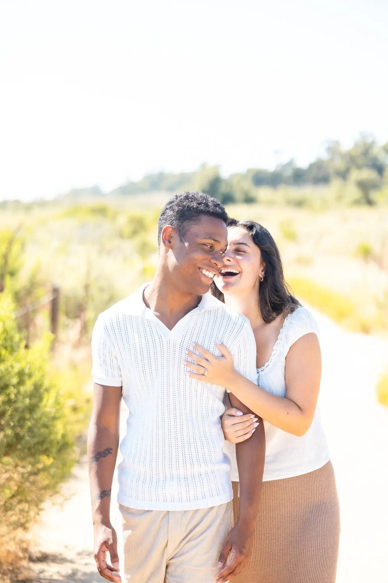 Candid Couple Laughter During a Vacation Photoshoot — Dreamgraphy A couple laughing together naturally during a candid vacation photography session