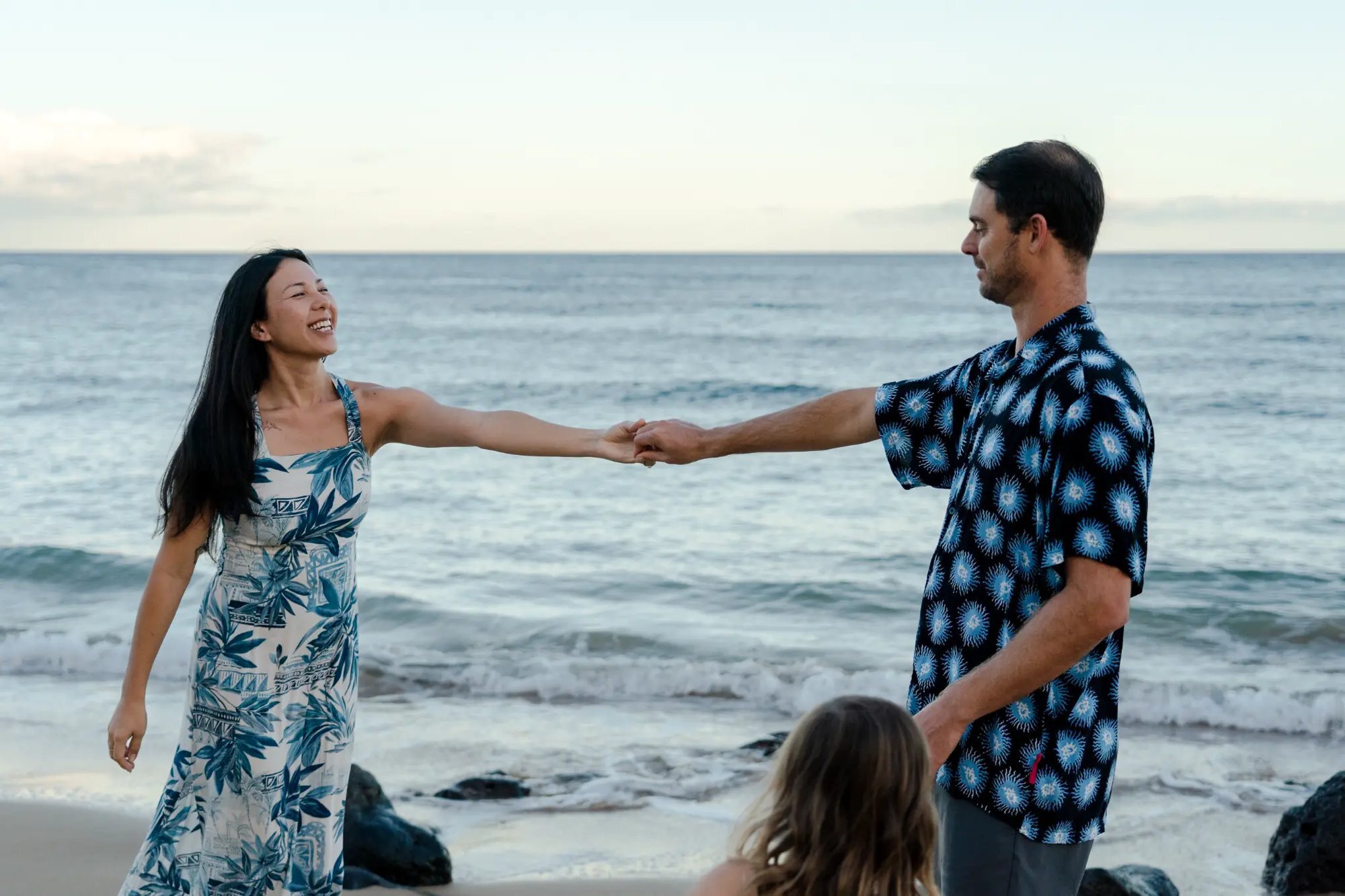 kauai-family-photographer-parents-dancing-beach Parents dancing on beach at sunset