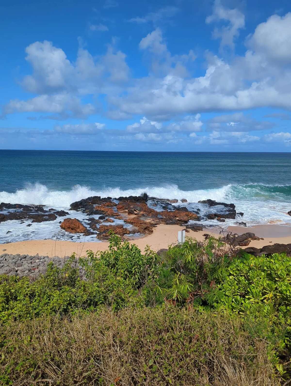 Ironwoods Beach – Maui Engagement Photo Location | Dreamgraphy Dramatic lava rock coastline with crashing waves at Ironwoods Beach in Maui, a location for engagement photos and surprise proposals