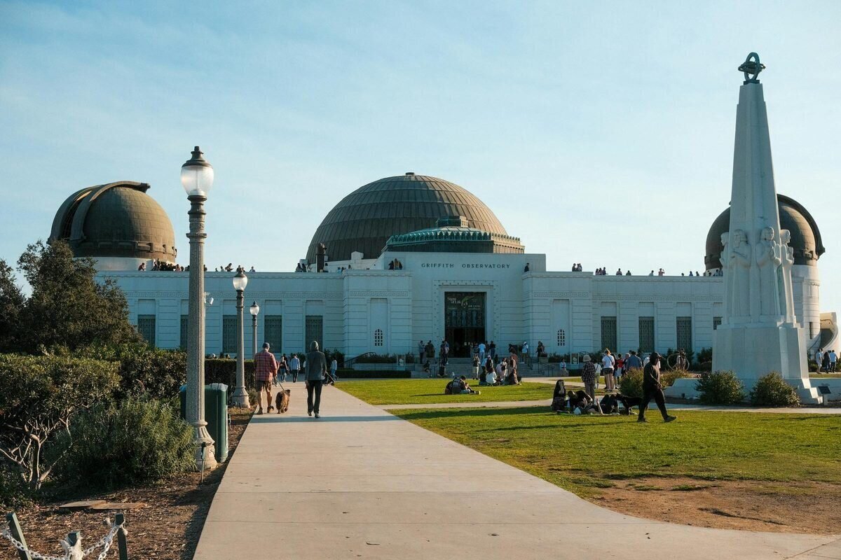 Los Angeles Engagement Photographer — Griffith Observatory Location Griffith Observatory in Los Angeles, a popular location for engagement photography sessions by Dreamgraphy
