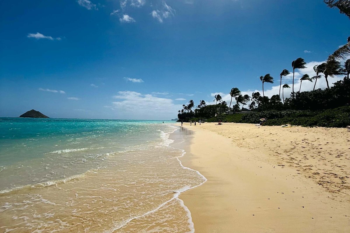 Lanikai Beach, Oahu — white sand shoreline with turquoise water, palm trees, and the iconic Mokulua Islands in the distance, a top location for Oahu family photographer sessions by Dreamgraphy